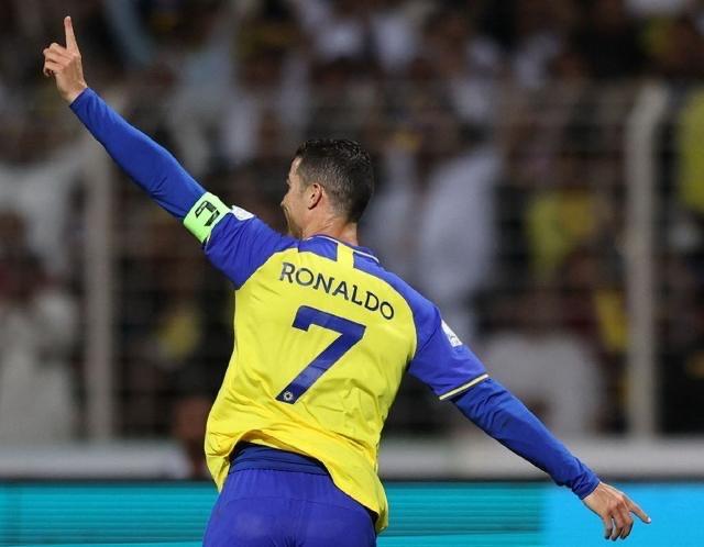 C罗迎来五赛季出色发挥，MAD观众热烈欢呼！比赛高潮迭起