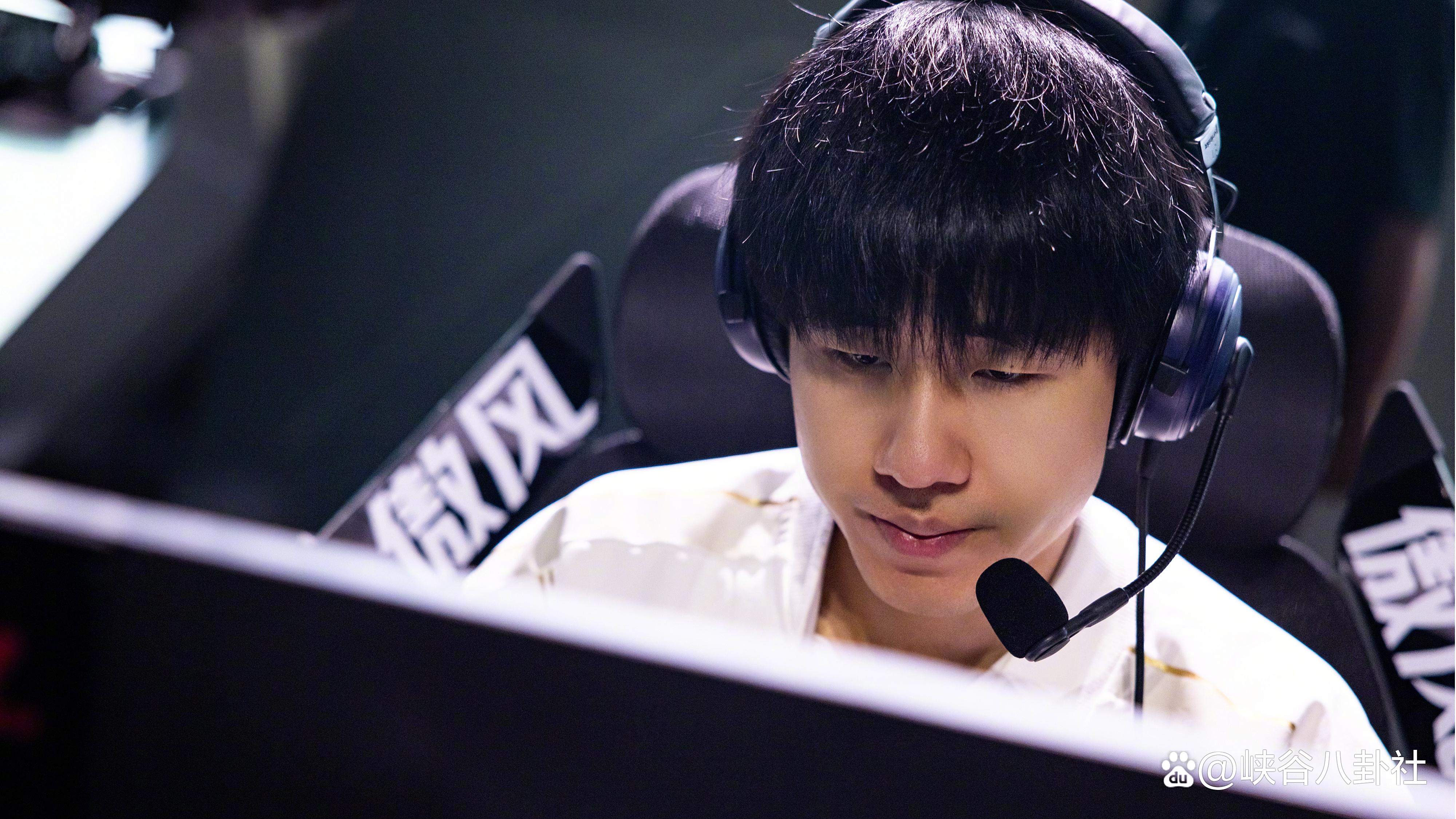 爱游戏-出色发挥引发热议！，Rookie在雄鹿比赛中领先优势明显再创辉煌时刻-爱游戏