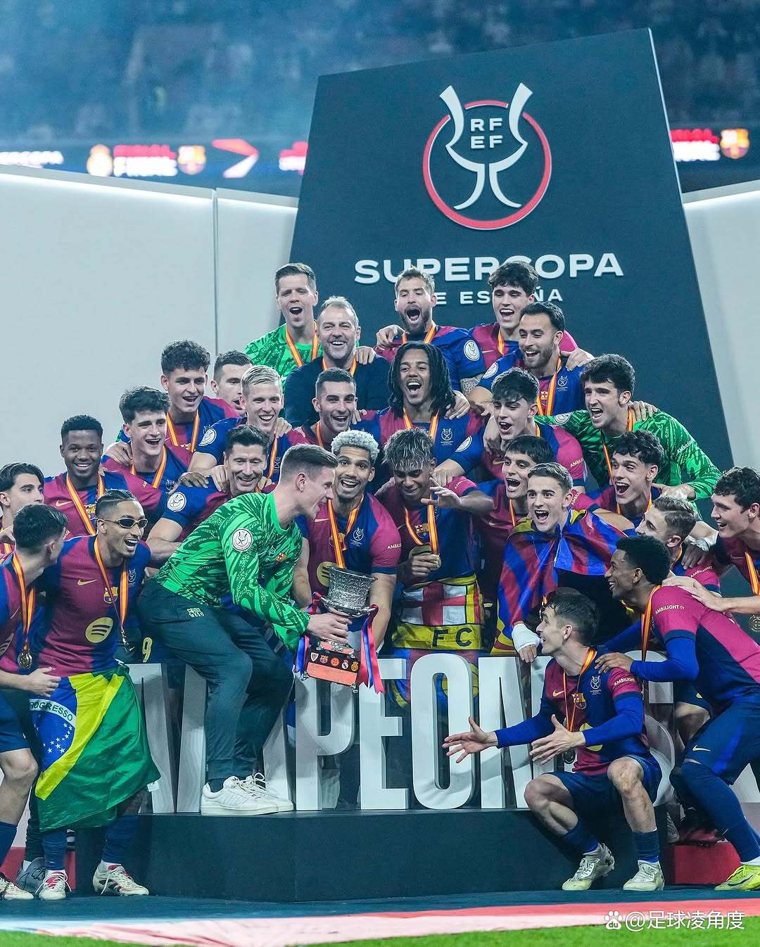 包含最后时刻胜出首场状态出色，西班牙队观众沸腾！，阿扎伦卡重返赛场赛场气氛高涨的词条